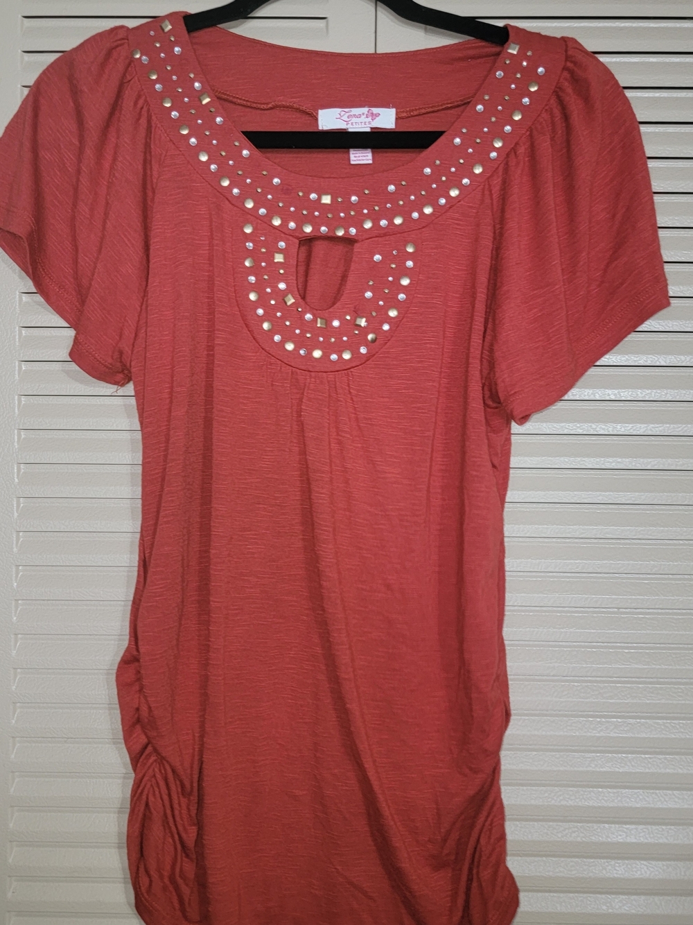 Studded Keyhole Short Sleeve Tunic in Coral
